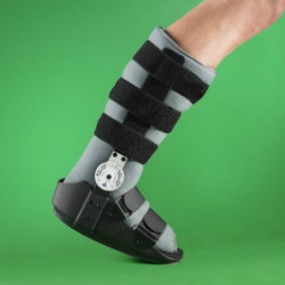 Soporte estándar corto con bisagras para tobillo