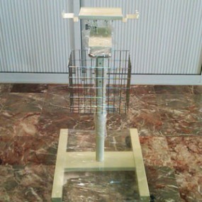 Base soporte con canastilla y 4 llantas dos de ellas con freno